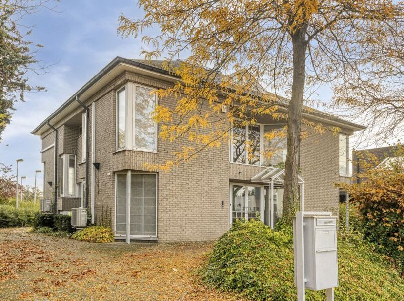 Dit vrijstaande kantoorgebouw is gelegen aan de Keramiekstraat in Heffen. Het pand heeft een totale kantooroppervlakte van 660 m² en bevindt zich op e