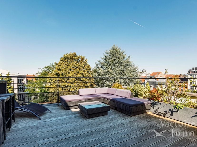 Maison de maître 1926 complètement rénovée en 2018 de manière très qualitative<br />
ascenseur desservant tous les étages<br />
rez :<br />
Hall d'ent