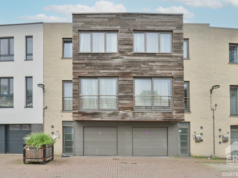 Parc du Bempt  Woning met 3 slaapkamers  VorstERA Châtelain stelt u deze woning van 176 m² (bruto EPC-oppervlakte) voor, ideaal gelegen op de grens me