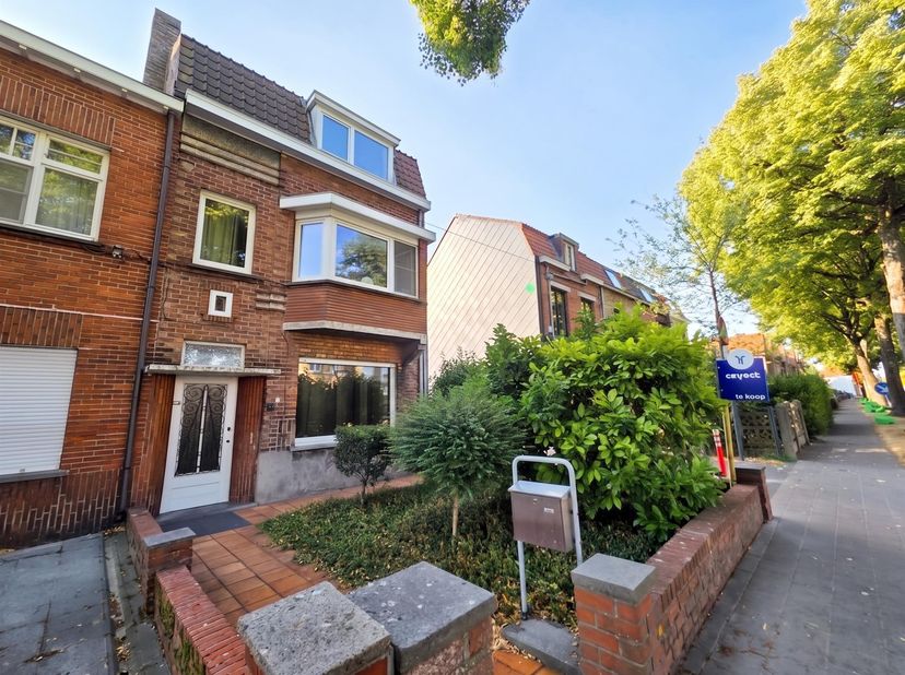 Deze charmante woning gelegen langs de Koolkerkse Steenweg in Brugge biedt een bew. opp. van ca. 140 m² op een perceel van 268 m².<br />
<br />
STAR