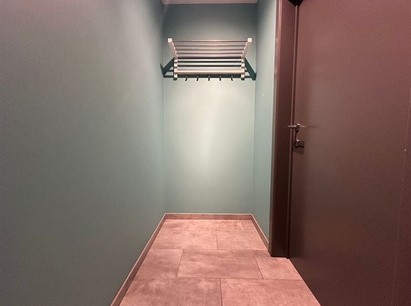 Gezellig en instapklaar appartement met 1slaapkamer,terras en garage<br />
Bij het betreden van het appartement komt u binnen in de inkomhal die doorl