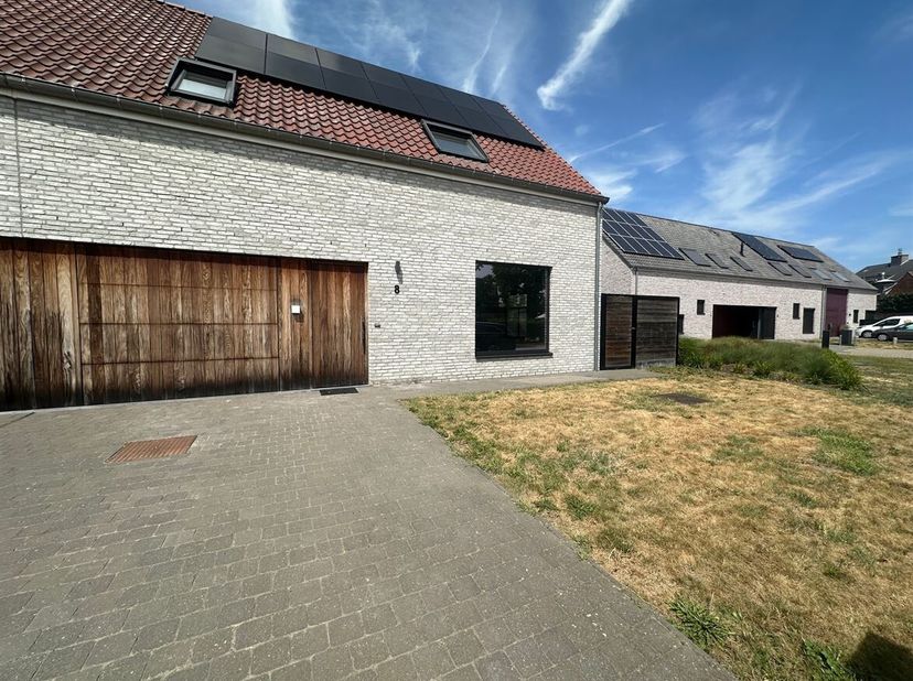In een rustige, doodlopende straat vlak bij het centrum van Morkhoven vinden we deze perfect onderhouden en energiezuinige woning op een perceel van 4