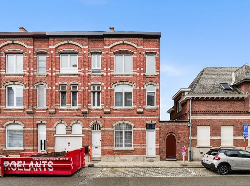 Gelegen aan de Statiestraat 30 in Diest, bevindt deze charmante gezinswoning zich op een interessante locatie. Diest is een bruisende en historische s