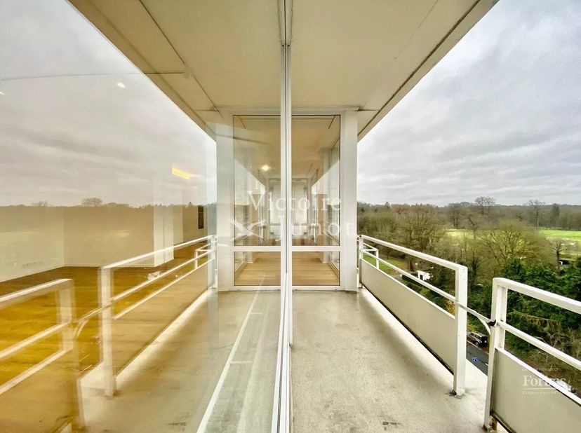 Victoire Junot biedt u deze volledig gerenoveerd penthouse op de 7e verdieping, genesteld in het hart van een gewilde wijk. Het bestaat uit een inkomh