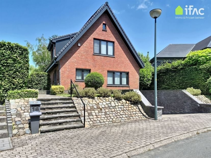 Villa rénovée et parfaitement entretenue, située sur un magnifique terrain de 9 ares 09 centiares dans un quartier résidentiel très verdoyant et calme
