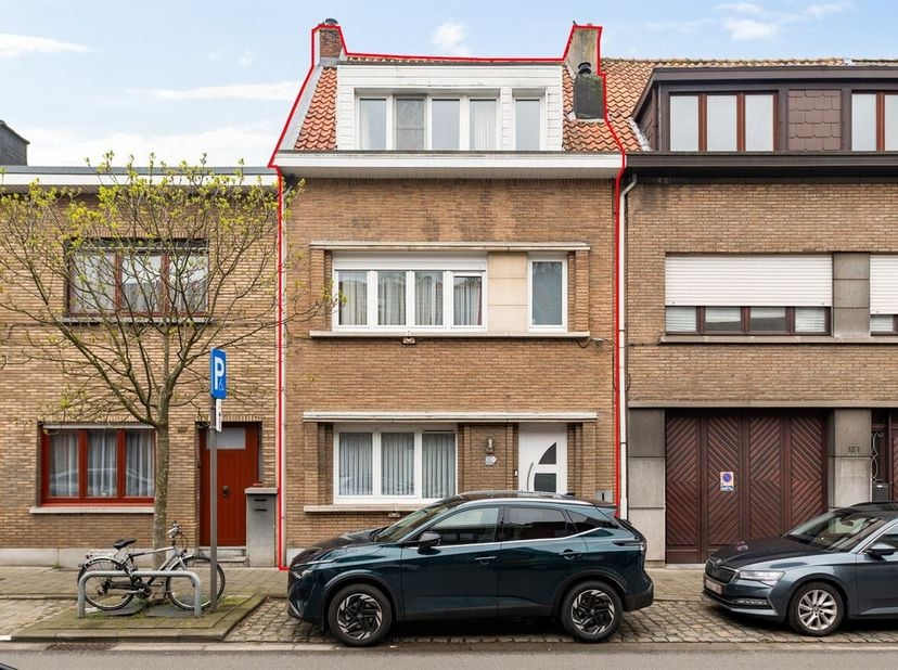 Woning (168 m²) met vier slaapkamers en ruime tuin<br />
Ligging:<br />
Deze woning is gelegen in de Krugerstraat in Hoboken, op een centrale en vlot