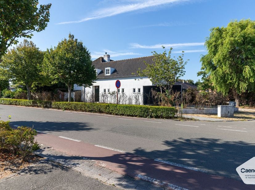 Deze ruime te renoveren villa biedt heel wat potentieel en beschikt over een praktische indeling, 3 slaapkamers, 2 badkamers, een ruime zolder, kelder