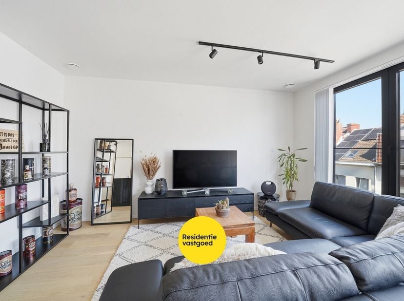 Dit recent appartement met twee slaapkamers, gelegen in Bredene, werd gebouwd in 2025 en is voorzien van de modernste technieken.<br />
De lichtrijke