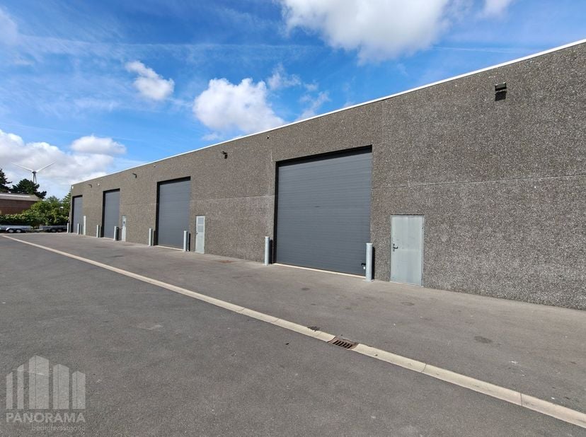 Instapklare&amp;nbsp;KMO-unit van 300 m² met twee parkeerplaatsen&amp;nbsp;te huur gelegen op een toplocatie op IZ Blauwe Toren langs de Blankenbergsesteenweg