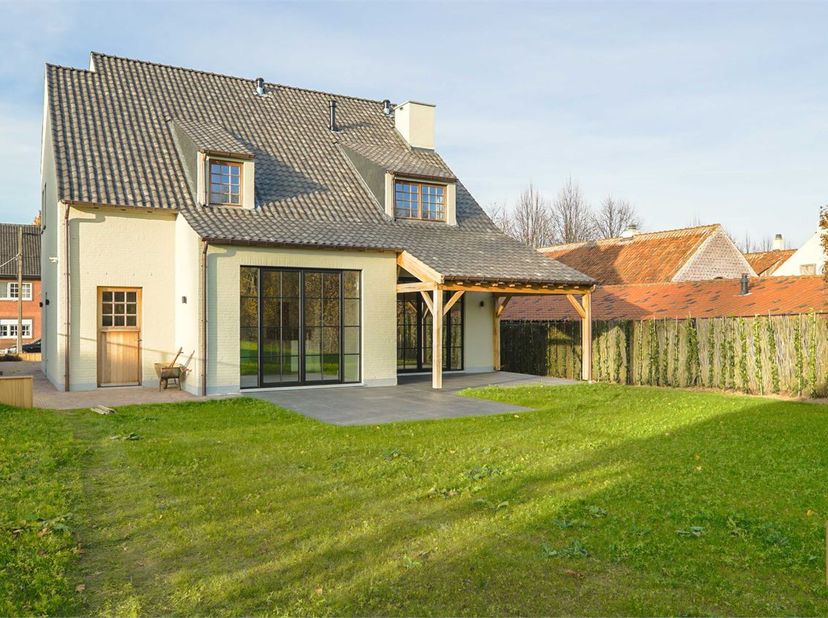 Op zoek naar een ruime, hedendaagse woning waar comfort, kwaliteit en energiezuinig wonen samenkomen? Deze moderne villa uit 2019 beschikt over een be