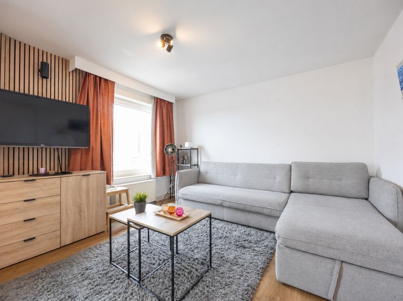 Op zoek naar een instapklare studio aan zee met een prachtig uitzicht én toplocatie? Deze gerenoveerde studio op de 7de verdieping van residentie Zonn