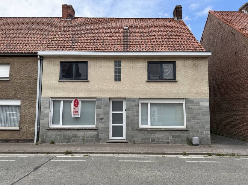 Te renoveren halfopen huis te koop in Wielsbeke, op wandelafstand van het centrum en nabijgelegen winkels. Deze eigendom ligt op een totale grondopper