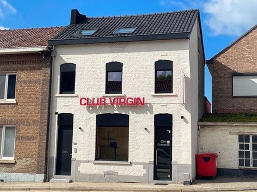 Centraal gesitueerd en volledig professioneel gerenoveerd op een perceel van 01a 05ca, voorzien van de volgende kenmerken:<br />
` ideaal als invester
