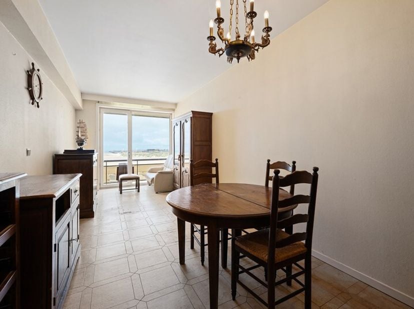 Cet appartement à rénover est situé au 3ème étage de la résidence Kontiki, juste en face de la digue de Zeebrugge.<br />
L'appartement comprend un esp