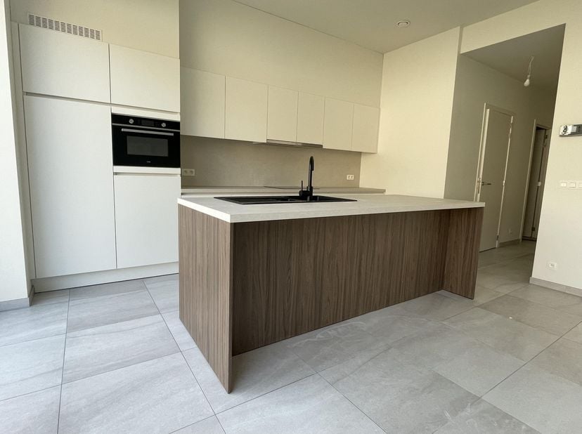Residentie Marcus omvat 6 zonnige appartementen met telkens 2 slaapkamers.<br />
In de ondergrondse kelder zijn er ruime privatieve bergingen.<br />
O