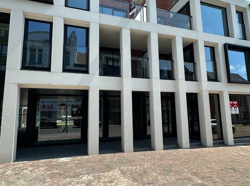 BELRIO Menen (Rijselstraat 14- Winkelruimte 4)  via ERA DOMUS Ontdek deze interessante commerciële opportuniteit op een zichtlocatie aan de straatzijd