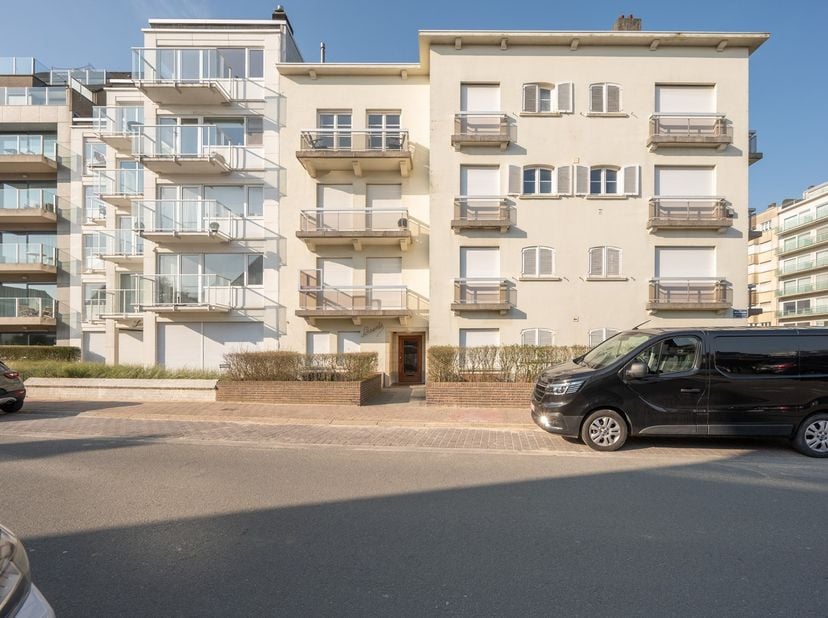 Dit gezellig appartement is gelegen op een uitstekende locatie in de Jozef Nellenslaan te Knokke-Heist, op wandelafstand van winkels, horeca en het st