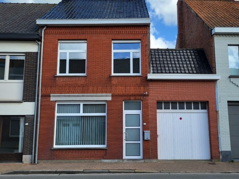 Deze verzorgde rijwoning te huur in Poperinge combineert een praktische indeling met aangename leefruimtes. De woning beschikt over drie slaapkamers,