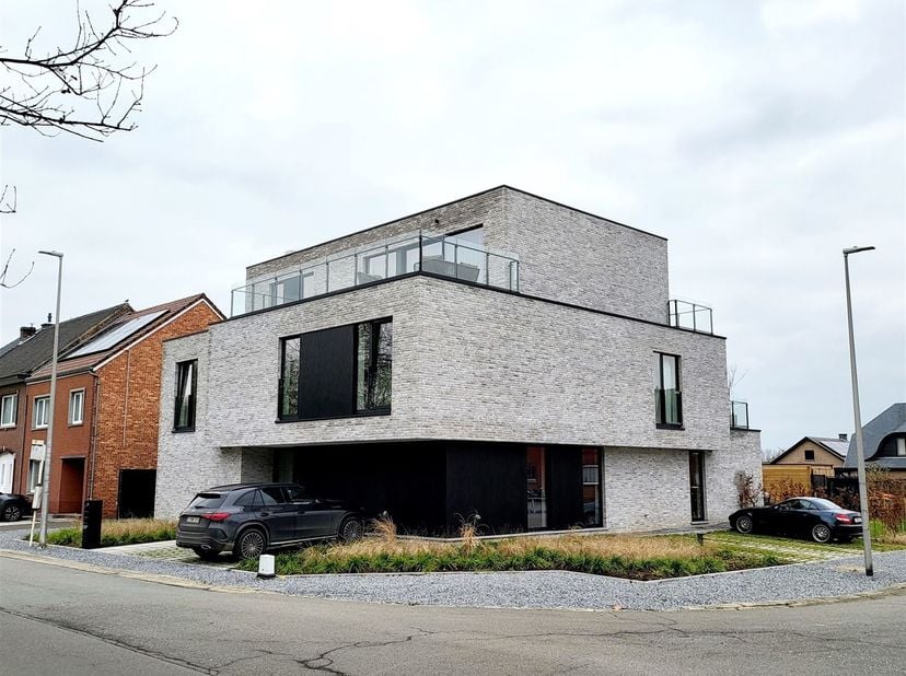 Modern en energiezuinig appartement met 2 slaapkamers, ruim terras, zonnepanelen en warmtepomp, gelegen nabij het centrum van Munsterbilzen. Het appar