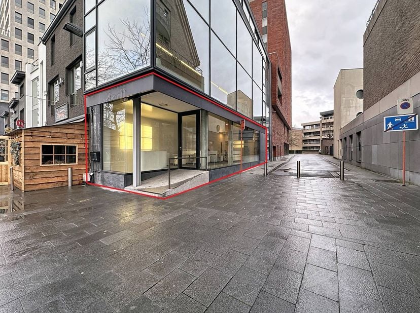 Commerciële ruimte op topligging te huur in Kortrijk. Dit pand van ca. 180 m² ligt op een commerciële locatie in Kortrijk. De ruimte is verdeeld over