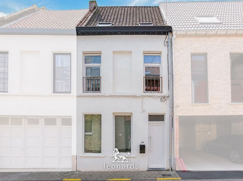 Deze recent gerenoveerde stadswoning, gelegen in de Kerkstraat 7 in Menen, bevindt zich op een centrale locatie, op korte afstand van winkels, scholen