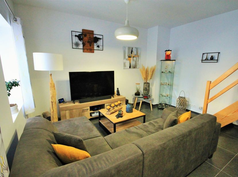 Appartement de type duplex d’une superficie de 82 m², situé dans une chouette copropriété, avec ascenseur, dans le village de Pry. <br />
<br />
Cel