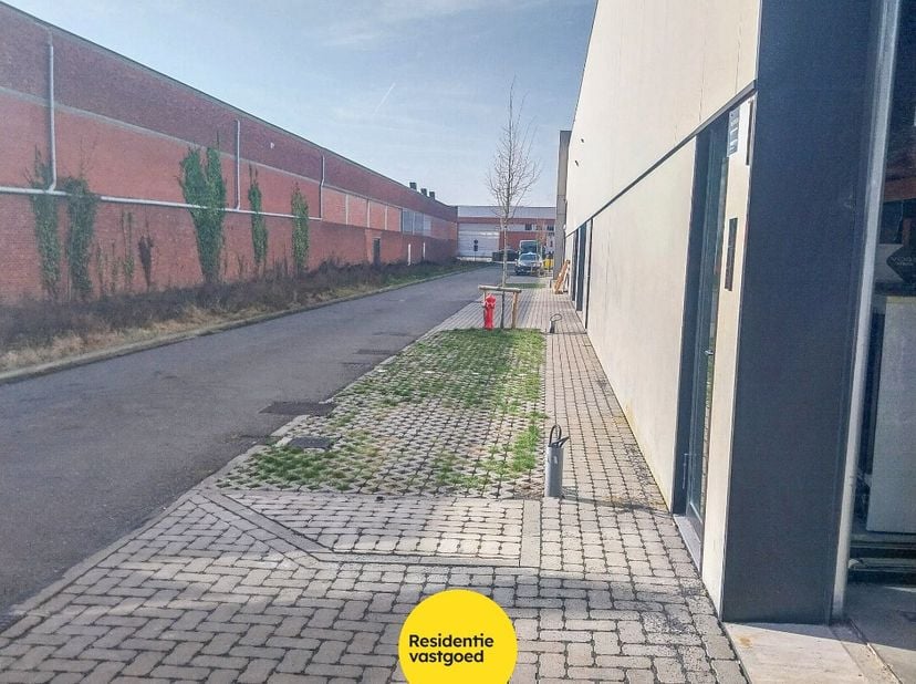 In het bedrijvenpark Westpoort te Zwijndrecht bevindt zich deze praktische en goed uitgeruste loods van ongeveer 170 m². De loods is zeer vlot bereikb