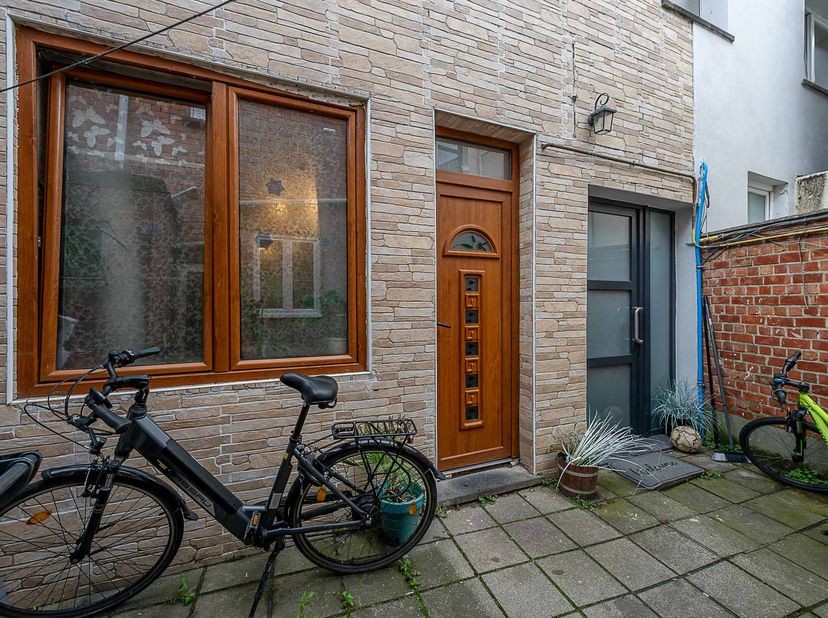 TE RENOVEREN WONING -<br />
<br />
Centraal gelegen.<br />
Dichtbij scholen en winkels, op wandelafstand van bushalte en treinstation.<br />
- Gelijkv