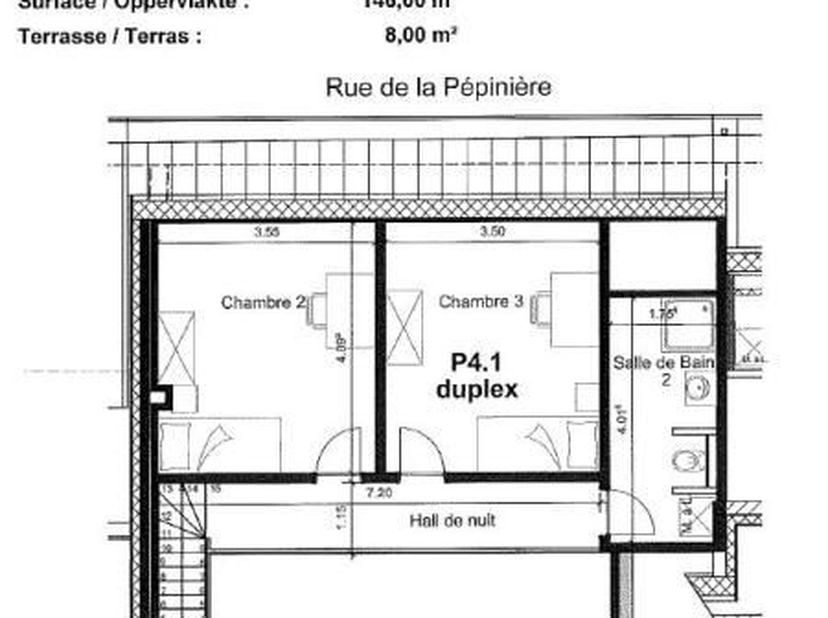 Gelegen in een recent gebouw tegenover de Place du Trône, lichte duplex met 3 slaapkamers van 146 m² + terras (O) op de 4e verdieping, bestaande uit: