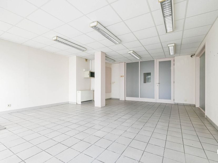 Deze commerciële ruimte beschikt over een bruikbare vloeroppervlakte van ca. 114 m² (volgens EPC-attest) en is gelegen op een toplocatie in het hart v