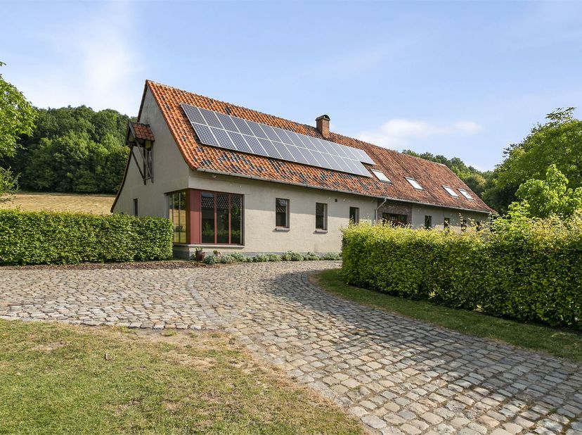 AFSPRAKEN ENKEL VIA MAIL<br />
<br />
In een rustige en groene omgeving bevindt zich dit energiezuinige appartement, inclusief een overdekte autostaan