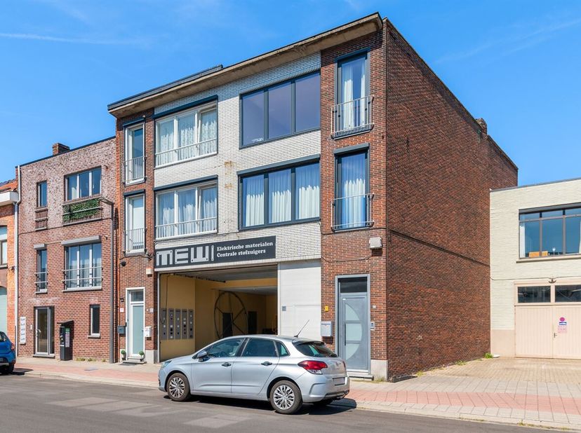Gerenoveerde duplex met 3 slaapkamers en ruim terras! <br />
Locatie:<br />
Het appartement ligt in een goed bereikbare straat in Turnhout, op korte a
