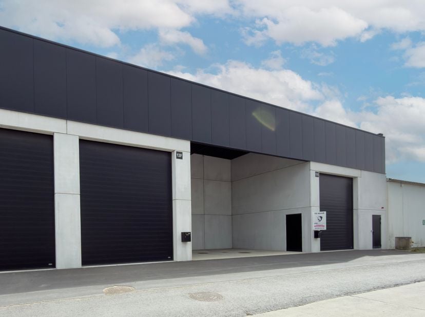 Deze nieuwbouw KMO Unit is 320m2&amp;nbsp;en is ideaal gelegen in het bedrijvenpark Kunstdal te Eeklo.&amp;nbsp;<br />
<br />
De unit is geconstrueerd uit geï