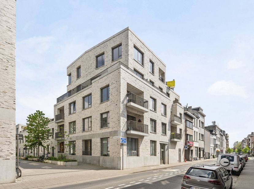 Situé dans un emplacement recherché à proximité du centre animé d’Anvers, ce penthouse élégant d’environ 126 m² offre une combinaison unique d’espace,