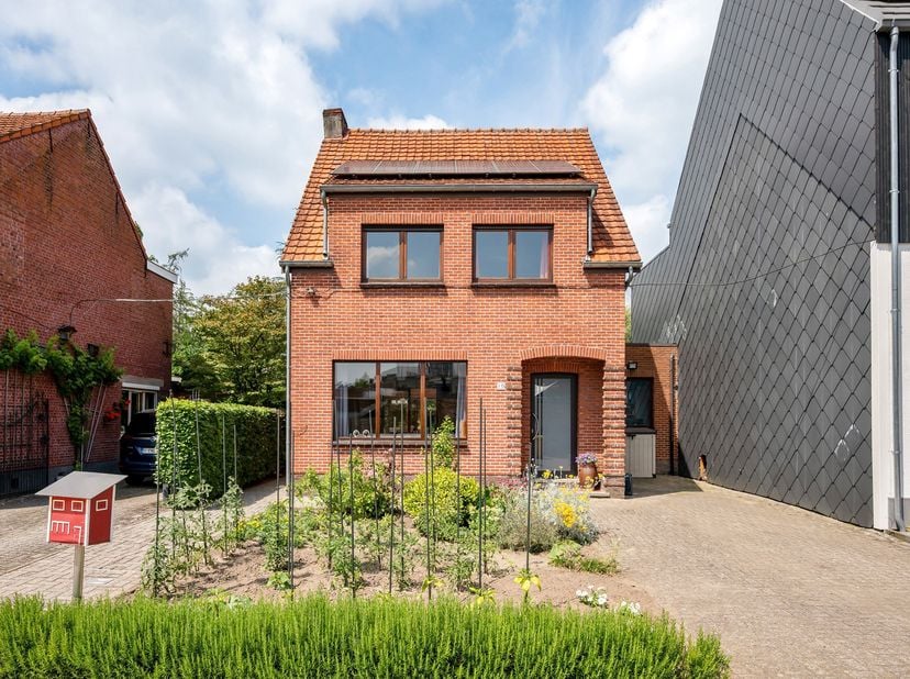 Ruime gezinswoning met 4 slaapkamers, veranda en zonnige tuin nabij scholen, winkels en station te Kalmthout<br />
Deze verzorgde gezinswoning, oorspr