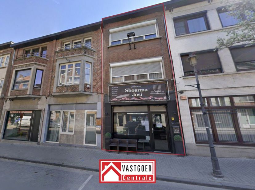Goed draaiende horecazaak te koop, uitstekend gelegen in het centrum van Tongeren, met woonst boven de zaak. Ideale opportuniteit voor wie een horecaz
