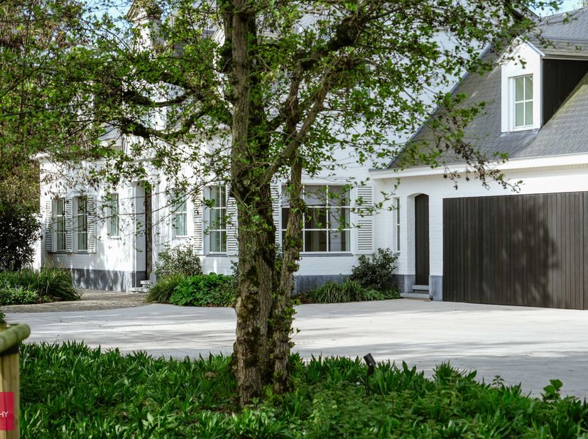 Bestaande uit: Inkomhal, ruime vestiaire of bureel, lichtrijke living met ingemaakte kasten, luxueus afgewerkte keuken met toestellen van V-zug, bijke