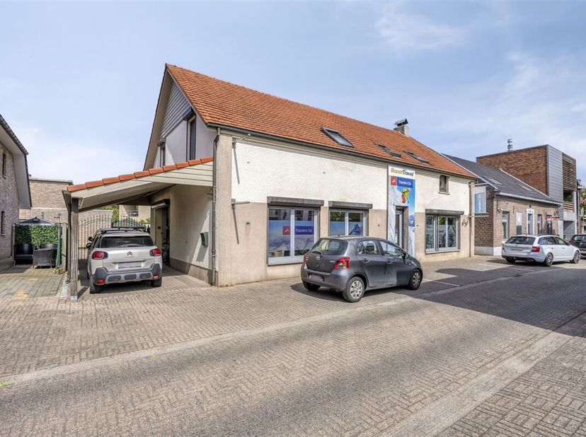 TE KOOP: Woning met handelsruimte en appartement in het centrum van Eksel!<br />
In het hart van Hechtel-Eksel vindt u dit bijzonder veelzijdige pand