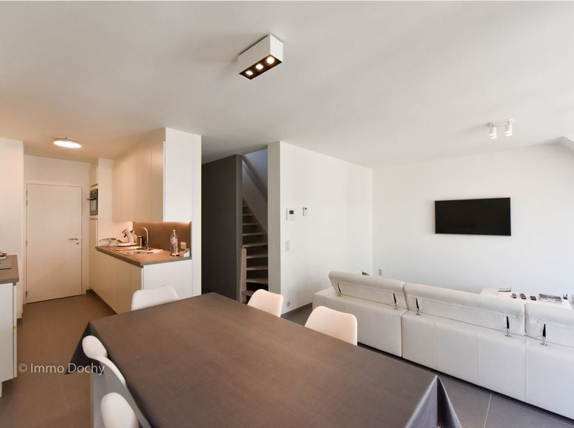 Heel mooi en lichtrijk appartement bestaande uit een inkomhall, living met zicht op Markt, ingerichte keuken met berging, terras vooraan, 2 slaapkamer