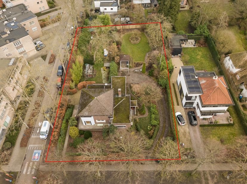 Unieke kans in 't hart van Brasschaat! In een rustige, groene buurt bevindt zich deze te renoveren villa bestaande uit twee geschakelde woningen, same