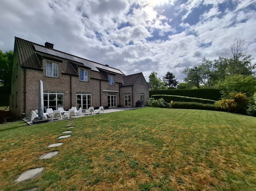 Een prachtige luxe villa op de grens tussen Rhode-Saint-Genèse en Ukkel. Het biedt de rust en het comfort van de woonwijken aan de rand van Brussel, t