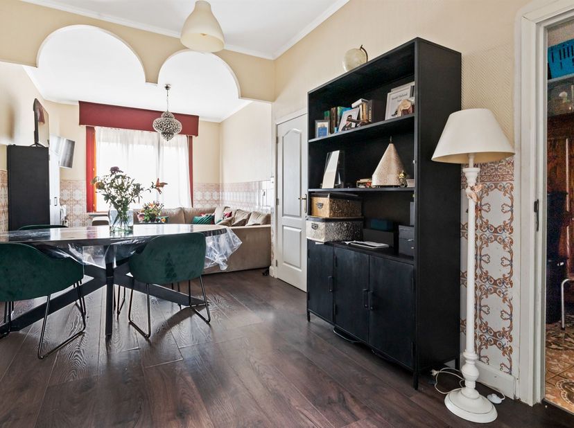 Deze te renoveren woning op de Gallifortlei in Deurne biedt volop potentieel voor wie op zoek is naar ruimte én een thuis dat volledig naar eigen smaa