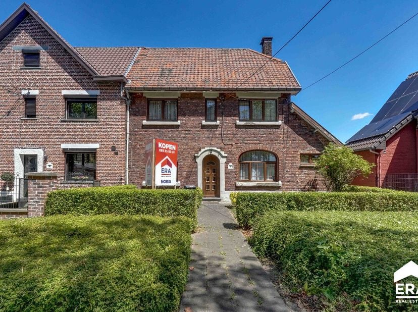 Charmante woning in Genk, rustig gelegen en dichtbij scholen, openbaar vervoer en het centrum.Deze te renoveren woning biedt heel wat potentieel voor