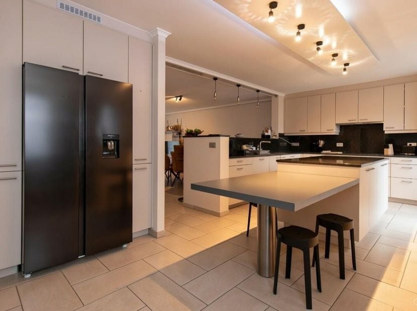 [[ CE BIEN PARTICIPE À LA JOURNÉE MAISONS OUVERTES ERA LE 13/6 DE 14:30 À 15:30 ]] Cet appartement particulièrement spacieux et lumineux de 160 m² all