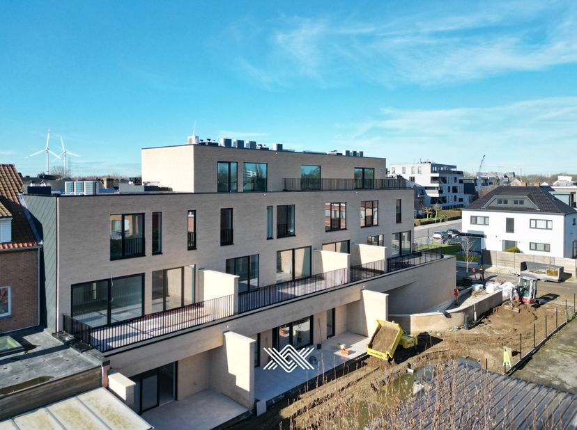 Dit appartement op de tweede verdieping heeft een bewoonbare oppervlakte van 100 m² en een terras van 9 m². Via de ruime inkomhal heeft u toegang tot