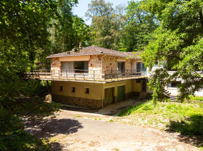 Magnifique et vaste propriété à rénover entièrement (+/- 357m² d'après PEB) avec et sur un terrain de plus de 6.000m², située un cadre verdoyant et bu