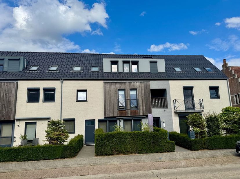 Charmant appartement de 2 chambres, avec abri pour voiture et une grande terrasse, à louer près du centre de Berlaar !<br />
Situation<br />
Cet appar