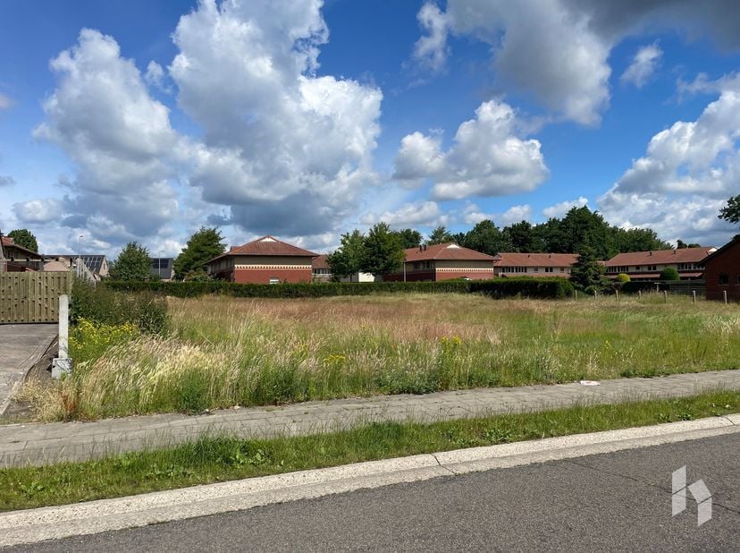 Mooi bouwperceel van 7a68ca gelegen op slechts enkele minuten van het centrum van Overpelt. Dit perceel is geschikt voor het bouwen van een ééngezinsw