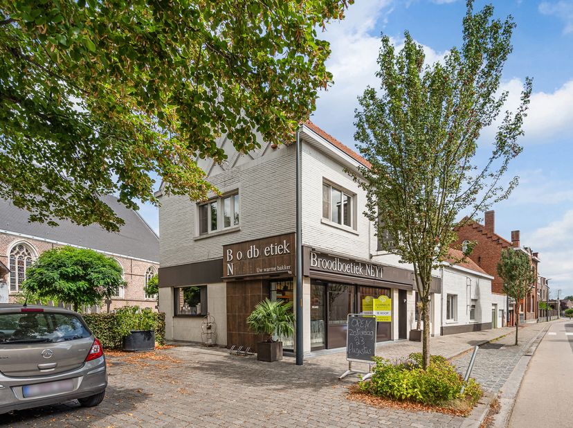 Dit gebouw heeft een gevelbreedte van maar liefst 33 meter en biedt daarmee een grote waaier aan mogelijkheden. Een deel van het gebouw doet momenteel