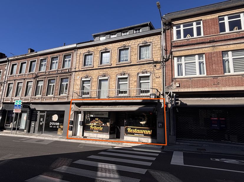 Visitez ce bien virtuellement  https://urls.fr/yHlB6z - AYWAILLE CENTRE - Découvrez ce superbe rez de chaussée commercial/restaurant situé en plein cu